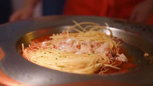 魚とタグリオリーニの美しい料理を提供 — ストック動画