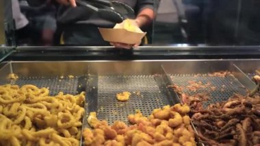 Sokak yemeklerinde kızarmış balık servis ediyorlar..