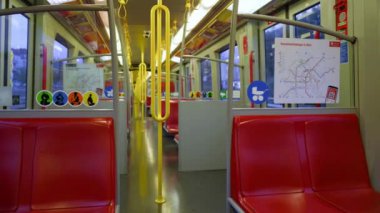 Boş metro treni gece hızlanıyor..