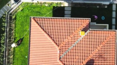 Çim biçme. Çimleri biçme makinesiyle biçen bir adamın havadan görünüşü. Zaman Süreleri.