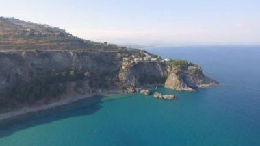 Caminia Lido, yaz sezonu Calabria şeridinin panoramik havadan görünümü.