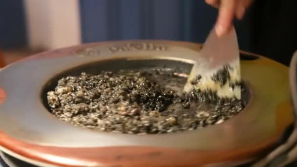 Serveren Van Een Prachtig Gerecht Van Zwarte Paella — Stockvideo