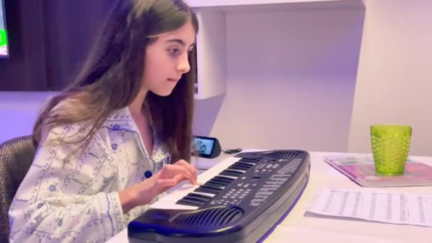 一个年轻姑娘在家里弹钢琴 — 图库视频影像