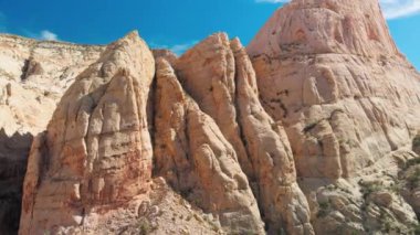 Kanyon dağları ve nehir boyunca uzanan harika bir yol manzarası, yaz mevsimi..