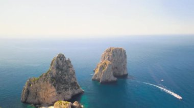 Yaz mevsiminde Faraglioni 'nin muhteşem hava manzarası. Capri Adası, İtalya 'da kaya doğal oluşumları.