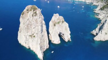 Yaz mevsiminde Faraglioni 'nin muhteşem hava manzarası. Capri Adası, İtalya 'da kaya doğal oluşumları.