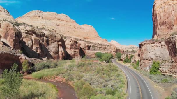 渓谷の山々や川を渡って美しい道路の素晴らしい空中ビュー 夏の季節 — ストック動画