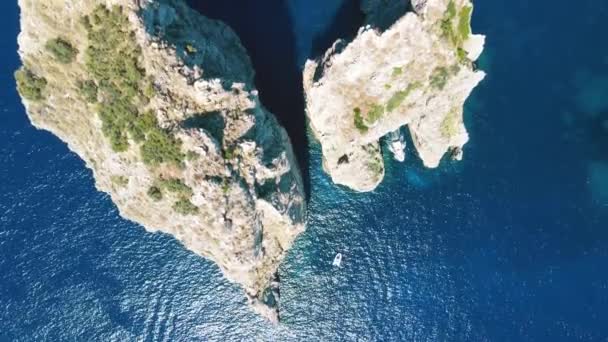 Verbazingwekkend Uitzicht Faraglioni Het Zomerseizoen Natuurlijke Rotsformaties Capri Island Italië — Stockvideo