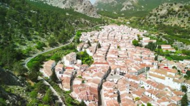 Grazalema, Endülüs. Beyazlatılmış evlerin, paslı çatıların ve işlenmiş demir pencere parmaklıklarının havadan görünüşü, İspanya