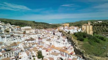 Setenil de las Bodegas, Endülüs 'ün hava manzarası. İspanya 'nın nehrin yukarısında kayalara inşa edilmiş konutları ile ünlüdür.