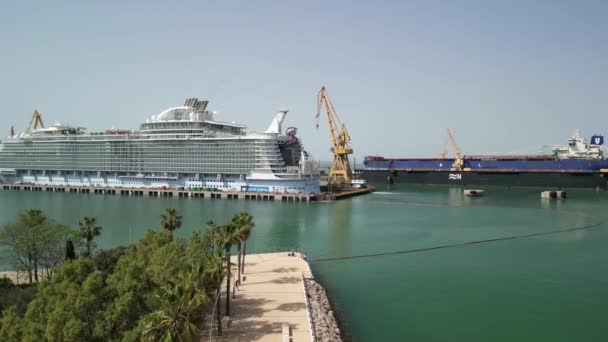 加的斯 西班牙 2023年4月8日 在加的斯港的游轮 — 图库视频影像