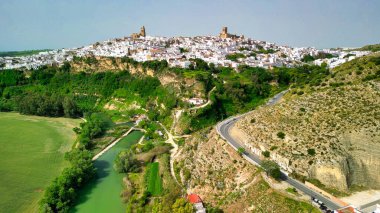 Arcos de la Frontera, Endülüs. İspanya 'da paslı çatıları olan, bembeyaz evlerin hava manzarası.