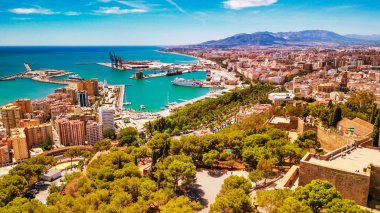 Malaga, Endülüs. İspanya 'nın güzel bir bahar gününde, kaleden şehrin gökyüzü manzarası yükseliyor.