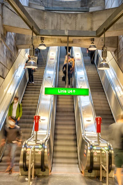 奥地利维也纳一座现代化城市地铁站的长楼梯和自动扶梯 — 图库照片