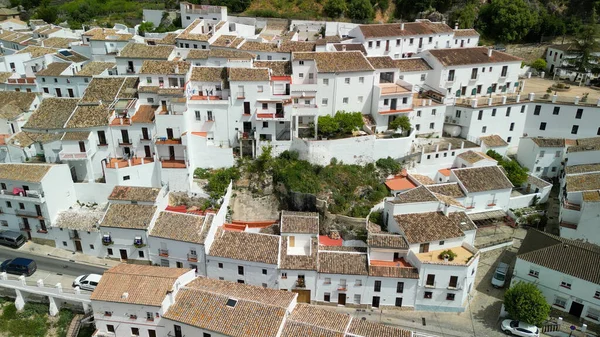Zahara Sierra Andalusia 西班牙 粉刷房屋的空中景观 房顶上挂满生锈的铁条和锻铁窗栏 — 图库照片