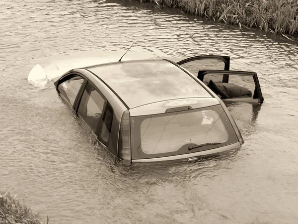 Sjunker Bil Floden Begreppet Bilförsäkring — Stockfoto