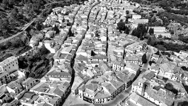 Grazalema Endülüs Beyazlatılmış Evlerin Paslı Çatıların Işlenmiş Demir Pencere Parmaklıklarının — Stok fotoğraf