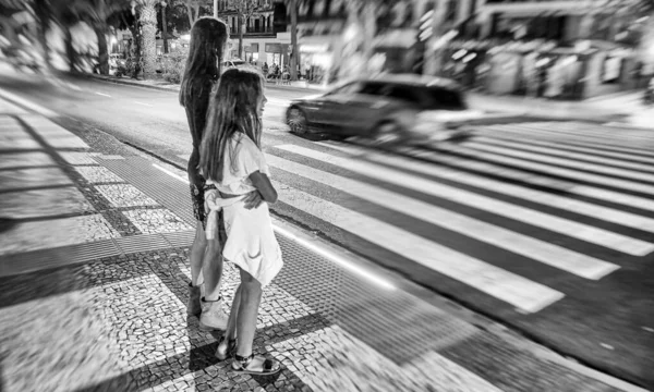 Frau Überquert Nachts Mit Tochter Hauptstadtstraße Auf Zebrastreifen — Stockfoto