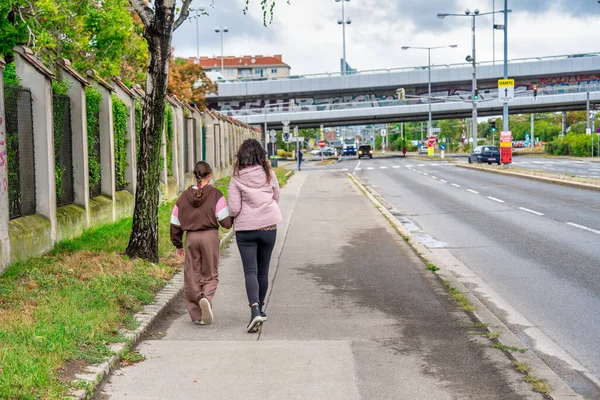 Uma Mulher Sua Filha Caminham Longo Uma Rua Cidade Viena — Fotografia de Stock