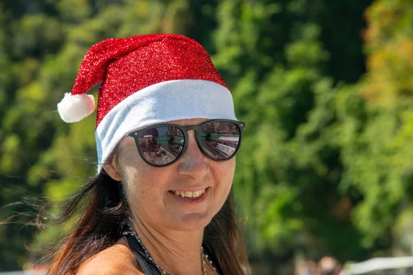 Family Tropical Christmas Happy Caucasian Woman Wearing Christmas Hat Beautiful — Stock Photo, Image