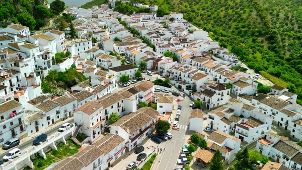 Zahara Sierra Andalusia 西班牙 粉刷房屋的空中景观 房顶上挂满生锈的铁条和锻铁窗栏 — 图库照片