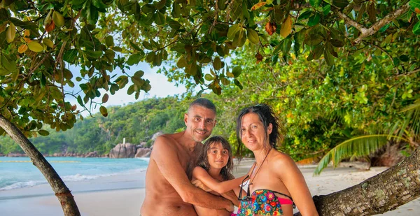 Família Feliz Três Pessoas Desfrutando Uma Bela Ilha Tropical — Fotografia de Stock