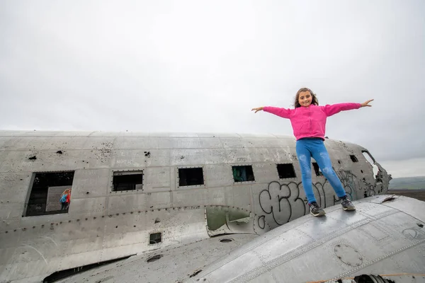 Ung Flicka Står Vingen Ett Flygplan Vrak Från Flygplanskrasch Island — Stockfoto