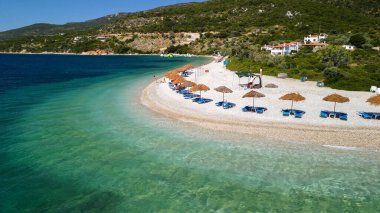 Yunanistan 'ın Alonissos kentindeki Agios Dimitrios Plajı' nın hava manzarası.