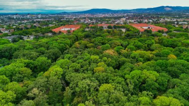 Avusturya, Viyana 'daki Gloriette binasından Schonbrunn Parkı' nın havadan görünüşü.