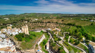 Setenil de las Bodegas, Endülüs 'ün hava manzarası. İspanya 'nın nehrin yukarısında kayalara inşa edilmiş konutları ile ünlüdür.