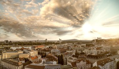 Bratislava, Slovakya. Gün batımında şehir merkezinin havadan görüntüsü. İnsansız hava aracından panoramik bakış açısı.
