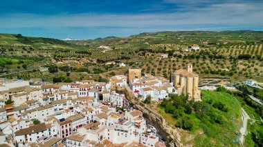 Setenil de las Bodegas, Endülüs 'ün hava manzarası. İspanya 'nın nehrin yukarısında kayalara inşa edilmiş konutları ile ünlüdür.