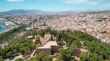 Malaga, Endülüs. İspanya 'nın güzel bir bahar gününde, kaleden şehrin gökyüzü manzarası yükseliyor.