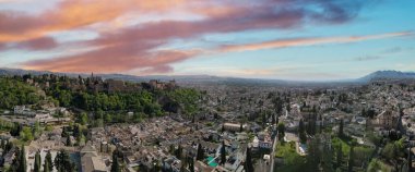 Granada, Endülüs. Şehrin evleri ve caddelerinin havadan görünüşü - İspanya