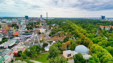 Prater Lunaparkı ve Viyana şehir manzarası, Avusturya.