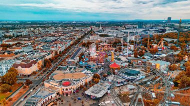 Prater Lunaparkı ve Viyana şehir manzarası, Avusturya.