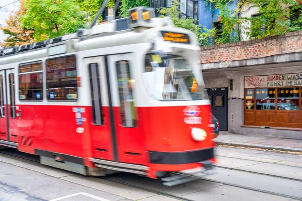 奥地利维也纳 2022年8月22日 红色有轨电车沿着城市街道加速行驶 — 图库照片
