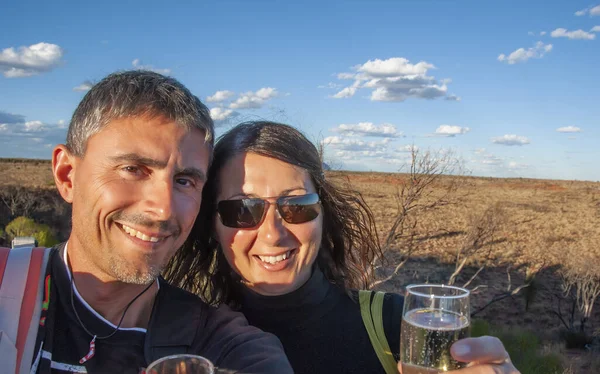 Selfie Eines Glücklichen Kaukasischen Paares Urlaub Beim Abendessen Australischen Outback — Stockfoto
