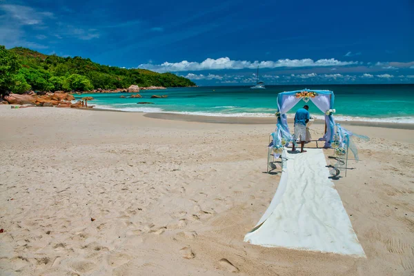 Весільна Підготовка Тропічному Пляжі Тлі Красивого Моря Блакитного Неба — стокове фото