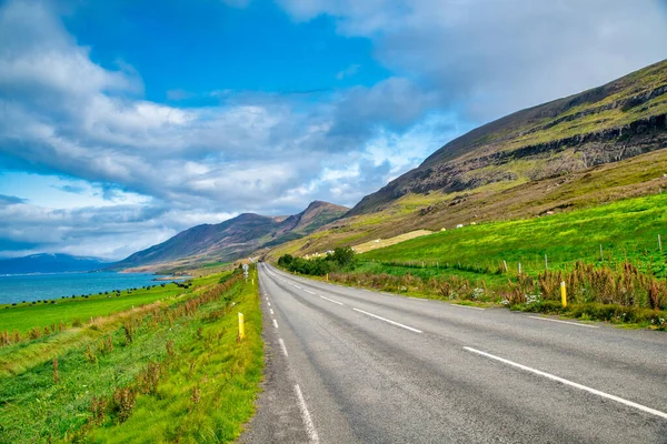 沿着冰岛Landmannalaugar美丽的道路开车 — 图库照片