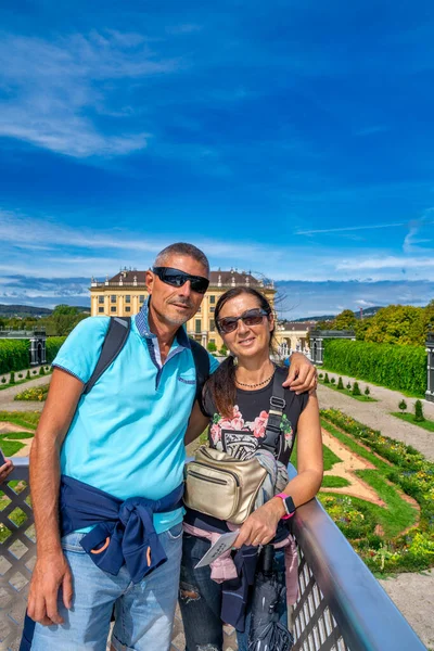 Wiedeńska Turystyka Rodzinna Szczęśliwa Para Odwiedzająca Park Schonbrunn — Zdjęcie stockowe