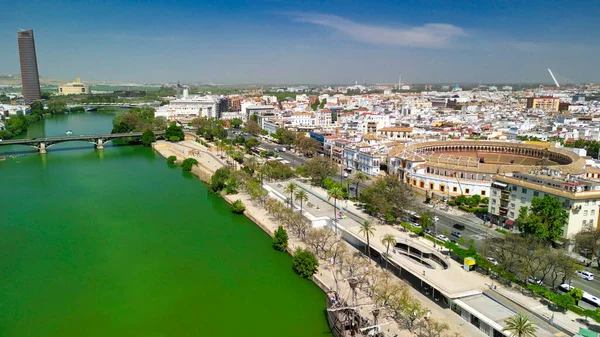 セビリャ アンダルシア 晴れた朝に美しい街の通りや建物の空中ビュー スペイン — ストック写真
