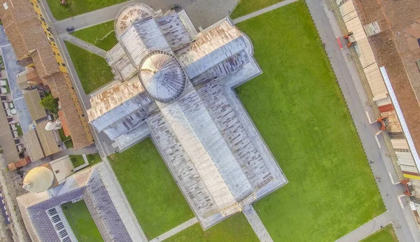 位于奇迹广场的比萨主教座堂的向下俯瞰 意大利无人驾驶飞机的Piazza Del Duomo — 图库照片