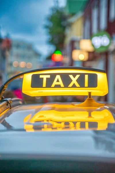Žlutý Nápis Taxi Nad Autem Reykjavíku Island — Stock fotografie