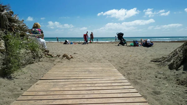Estepona Španělsko Dubna 2023 Turisté Pláži Krásného Jarního Rána — Stock fotografie