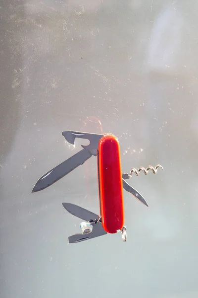 赤でスイス軍のナイフ — ストック写真