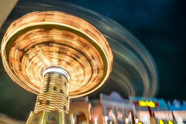 Spinning Wheel Játék Elmosódott Mozgás Vidámparkban — Stock Fotó