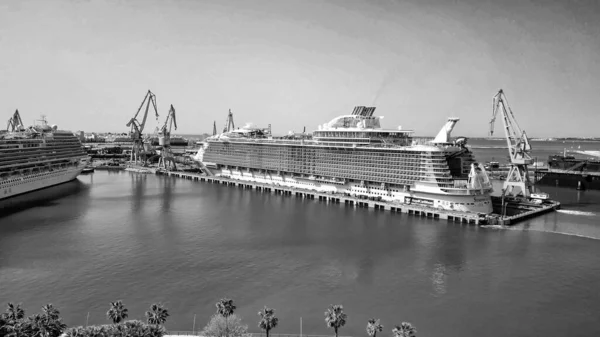 Cadiz Spanien April 2023 Kryssningsfartyg Stadens Hamn Flygfoto Från Drönare — Stockfoto