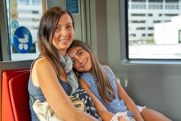 Una Donna Sua Figlia Sul Treno Della Metropolitana — Foto Stock