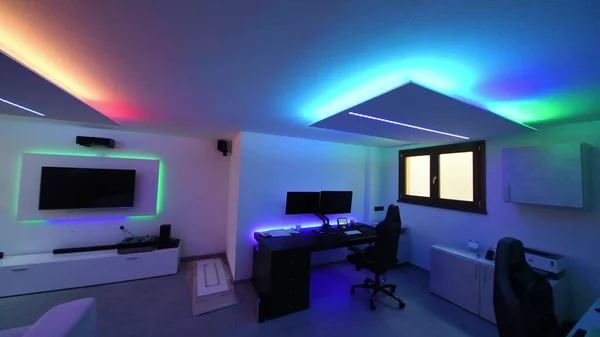 Smart Home System Monitor Mit Allen Lichtern Verschiedenen Farben Sofa — Stockfoto